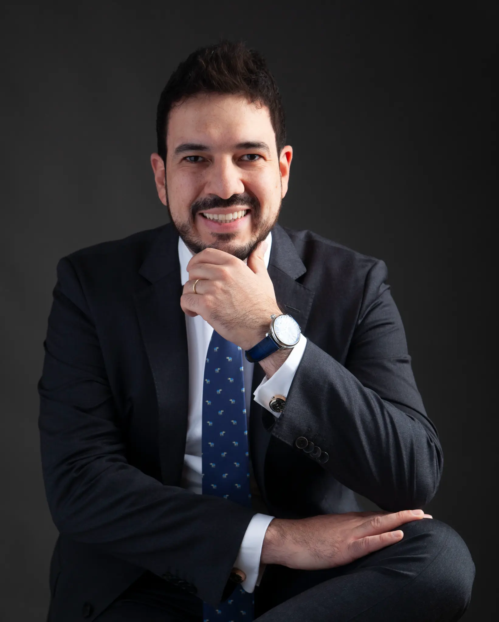 Dr. Jorge Duque durante una consulta sobre rinoplastia de revisión
